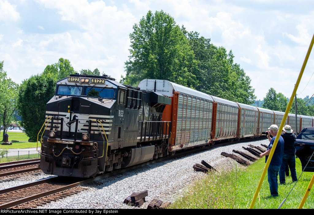 NS 8122 brings up the rear of a southbound autorack train 